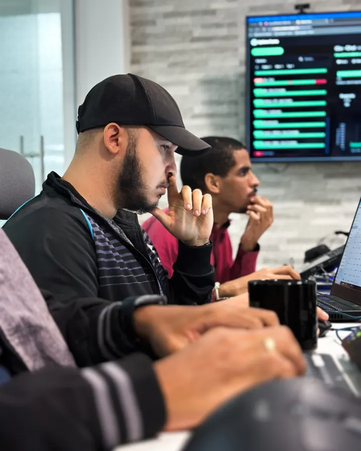 Dupla de profissionais da Dyna Tecnologia analisando métricas de atendimento em tempo real