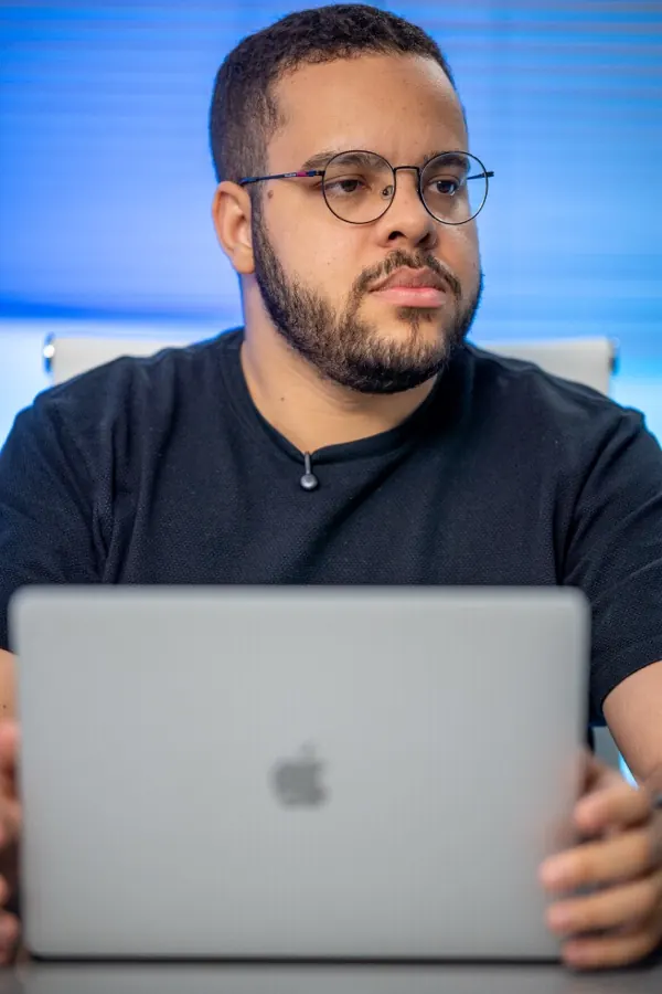 Desenvolvedor da Dyna Tecnologia trabalhando em um MacBook no escritório da empresa