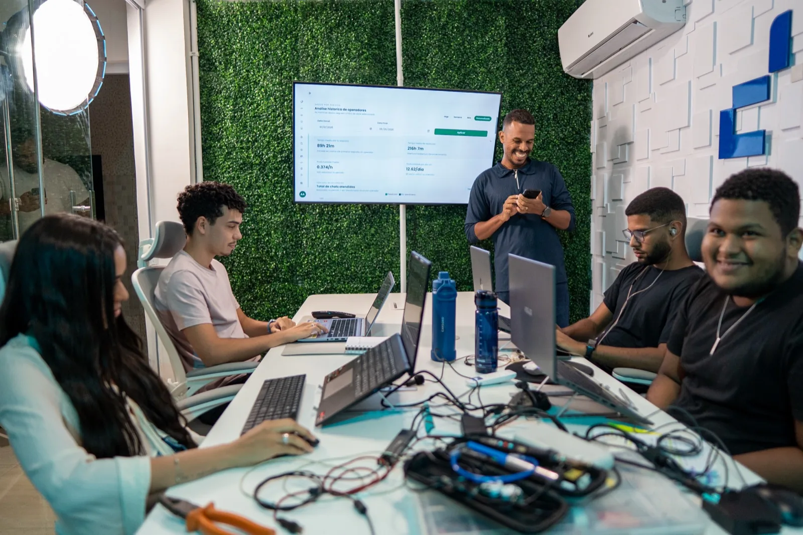 Time da Dyna Tecnologia reunido analisando métricas de atendimento em tempo real no Dyna Chat